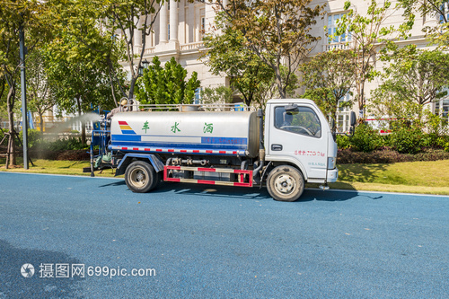 城市清道夫 環(huán)衛(wèi)灑水車的多重使命與未來展望